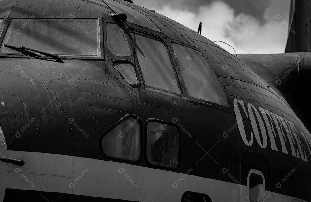 Closeup modificando o velho avião em uma cafeteria.