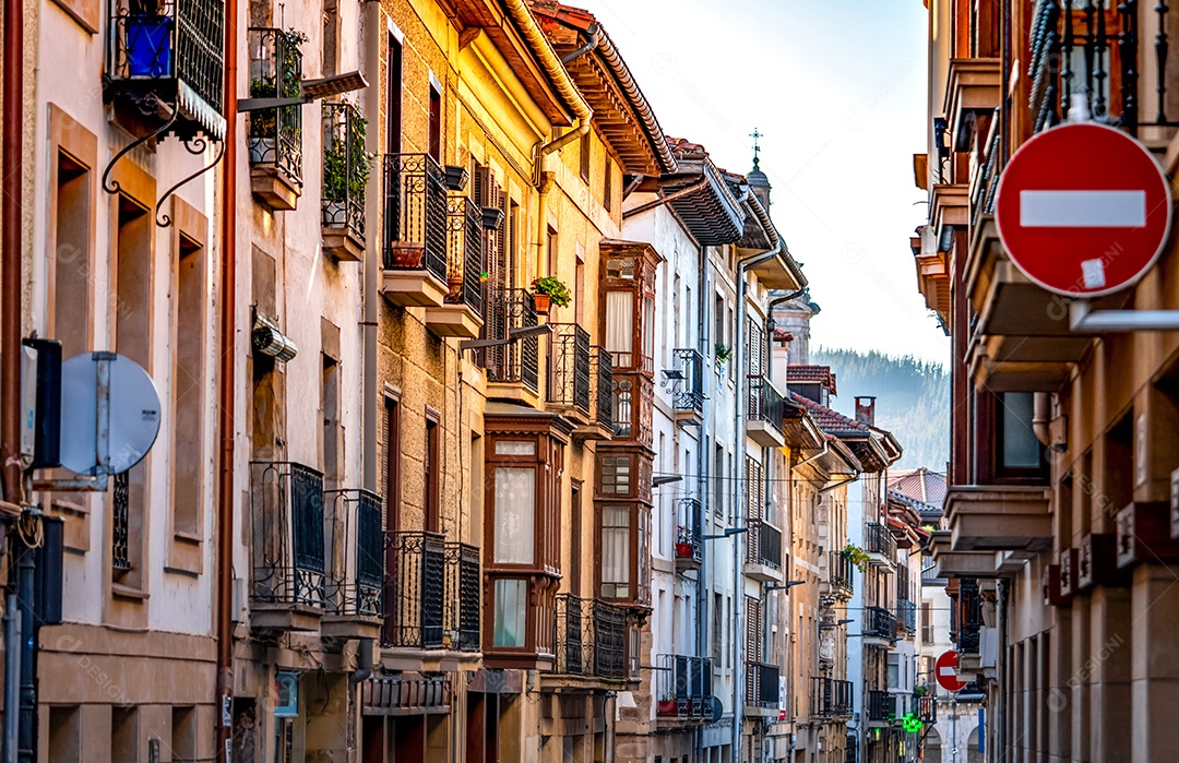 Edifício em Espanha. Arquitetura na cidade. Prédio urbano em residência