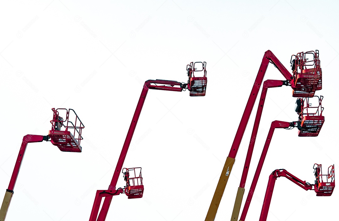 Elevador de lança articulada laranja. Plataforma elevatória aérea.