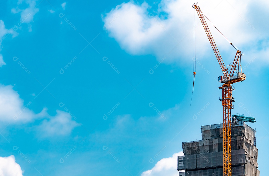 Canteiro de obras com guindaste e edifício. Indústria imobiliária.