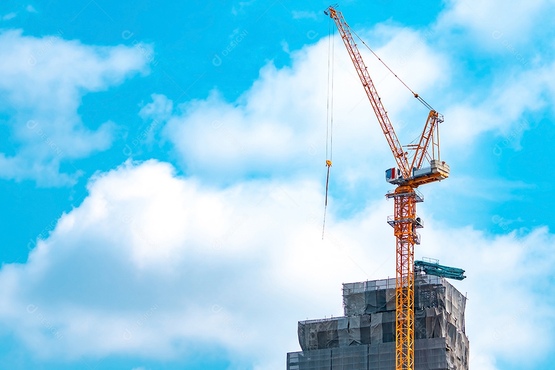 Canteiro de obras com guindaste e edifício. Indústria imobiliária.