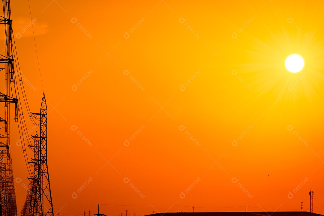 Poste elétrico de alta tensão e linhas de transmissão à noite