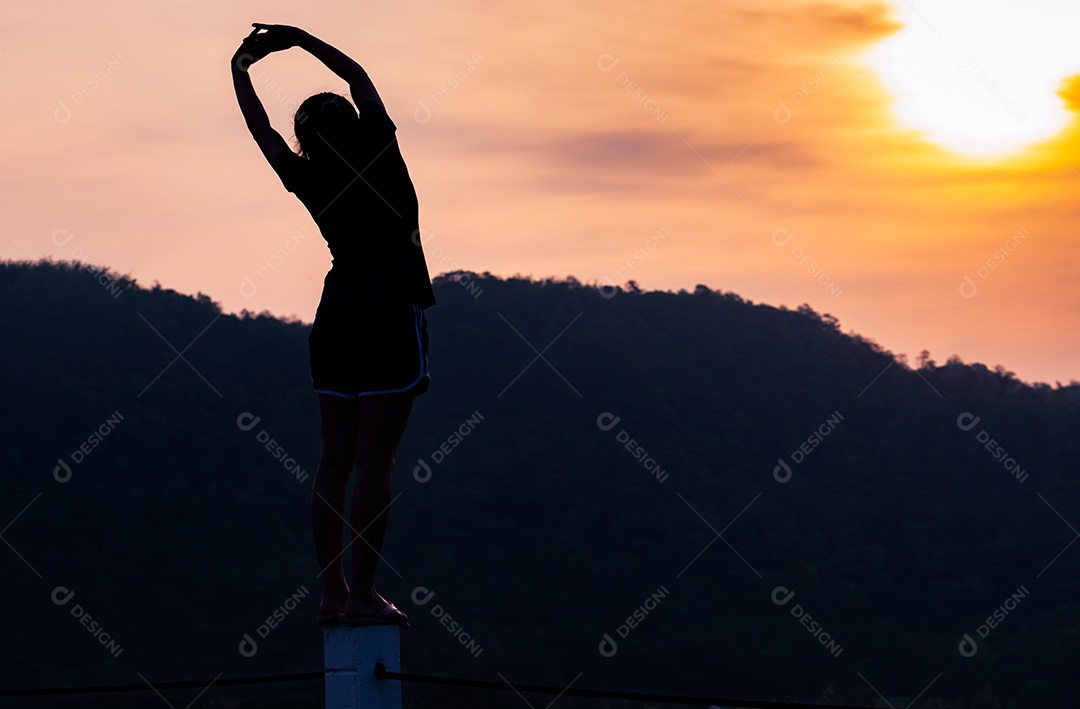 Mulher saudável esticando braços e corpo pela manhã com beleza