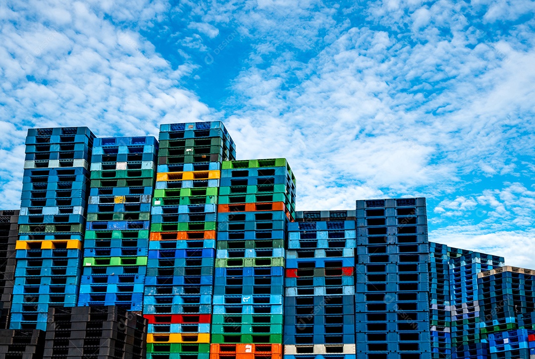 Pilha de paletes de transporte de plástico. Pilha de paletes de plástico industrial