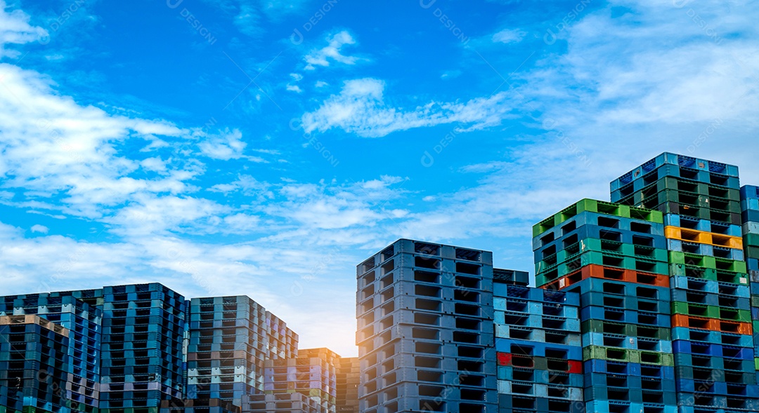 Pilha de paletes de transporte de plástico. Pilha de paletes de plástico industrial