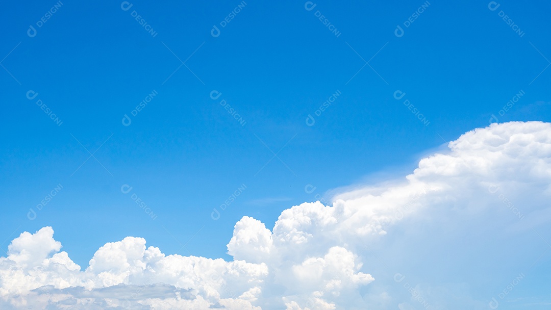 Lindo céu azul e nuvens cumulus brancas abstraem base.