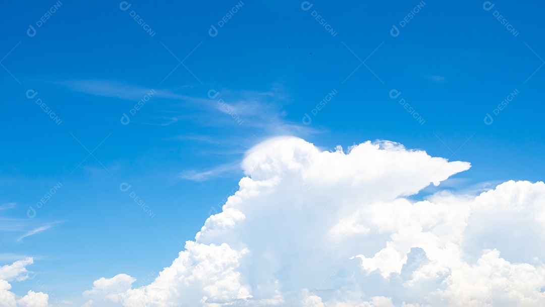 Lindo céu azul e nuvens cumulus brancas abstraem base.