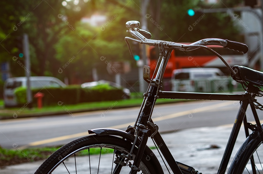 Bicicleta estacionada perto da rua para alugar. Passeio de bicicleta na cidade de Singapura