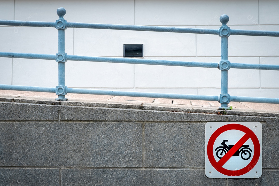 Motocicleta sem instalação de sinal de entrada na frente do túnel