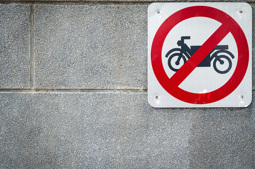 Motocicleta sem placa de entrada instalada na parede de concreto em frente