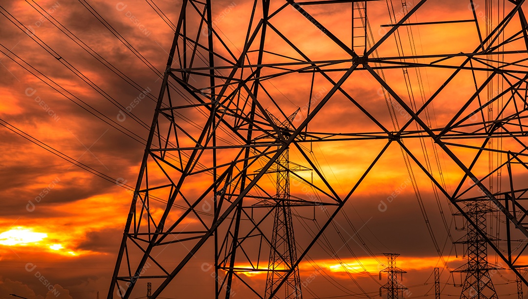 Poste elétrico de alta tensão e linhas de transmissão. Eletricidade