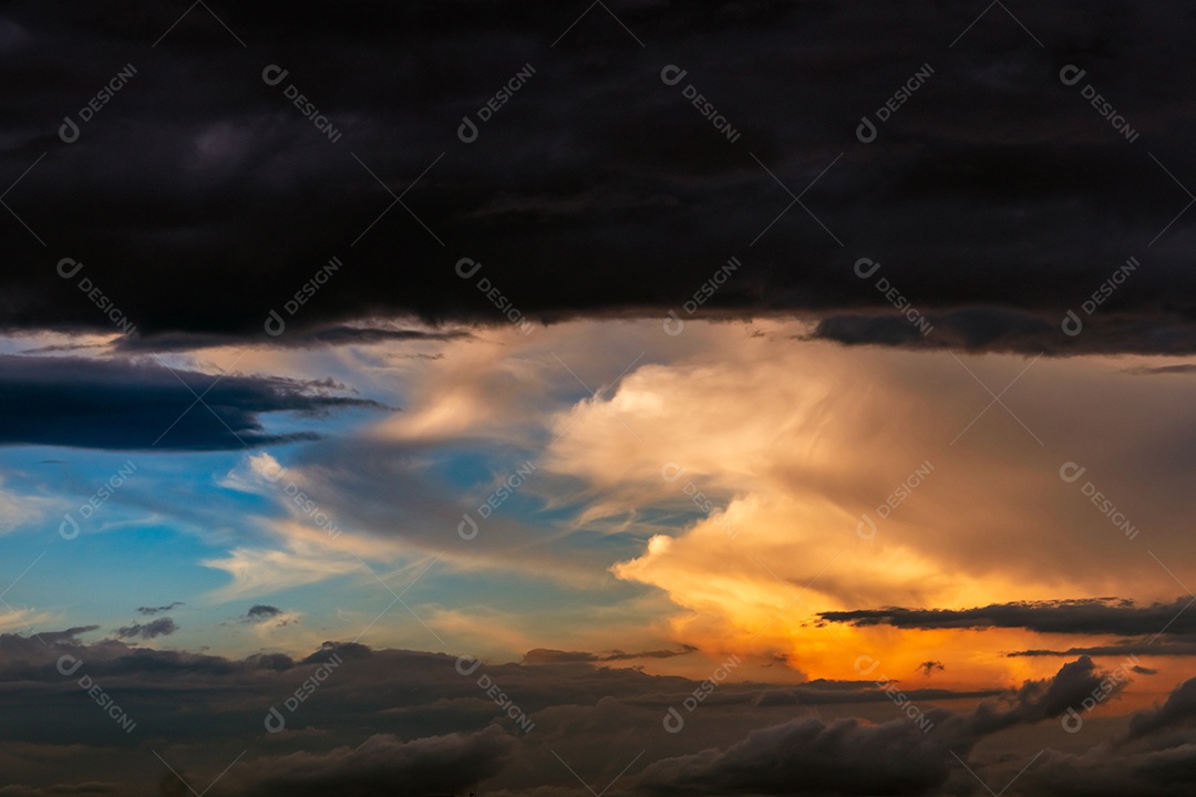 Céu lindo pôr do sol. Céu laranja, azul e branco. sol colorido