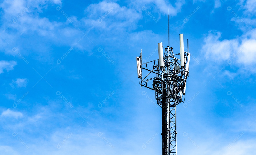 Torre de telecomunicações com fundo de céu azul e nuvens brancas