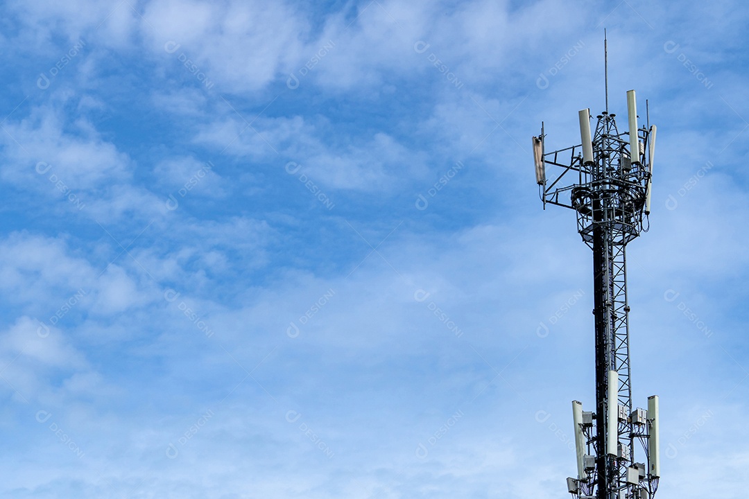 Torre de telecomunicações com fundo de céu azul e nuvens brancas