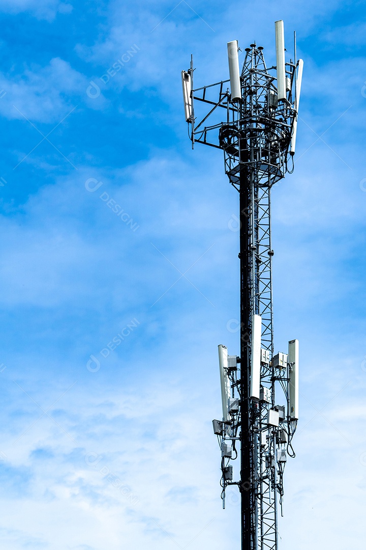 Torre de telecomunicações com fundo de céu azul e nuvens brancas