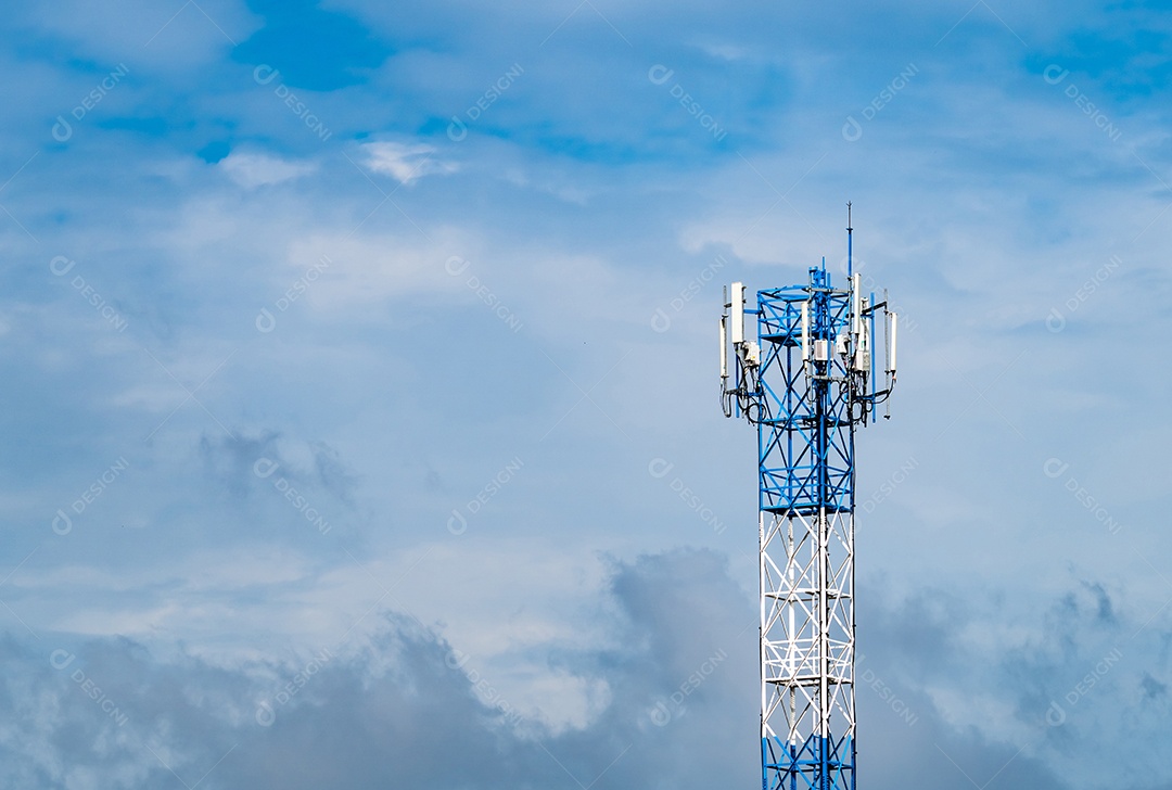 Torre de telecomunicações com fundo de céu azul e nuvens brancas