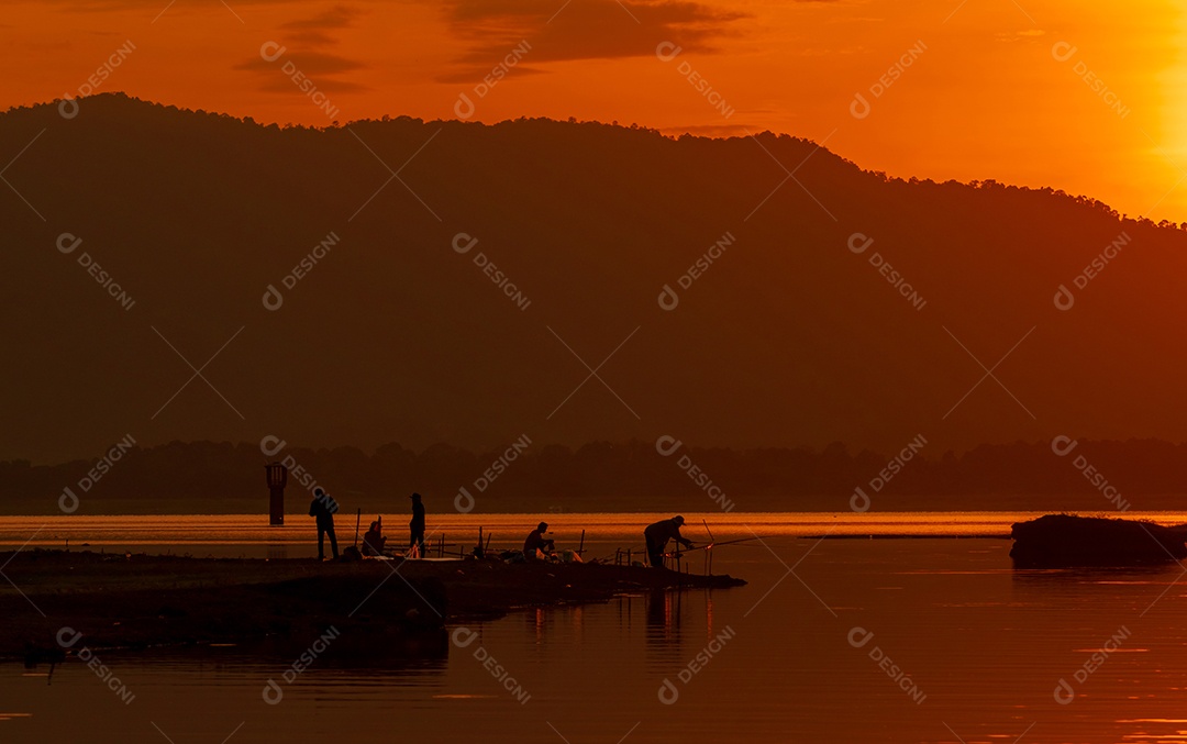 Céu lindo nascer do sol acima da montanha no reservatório.