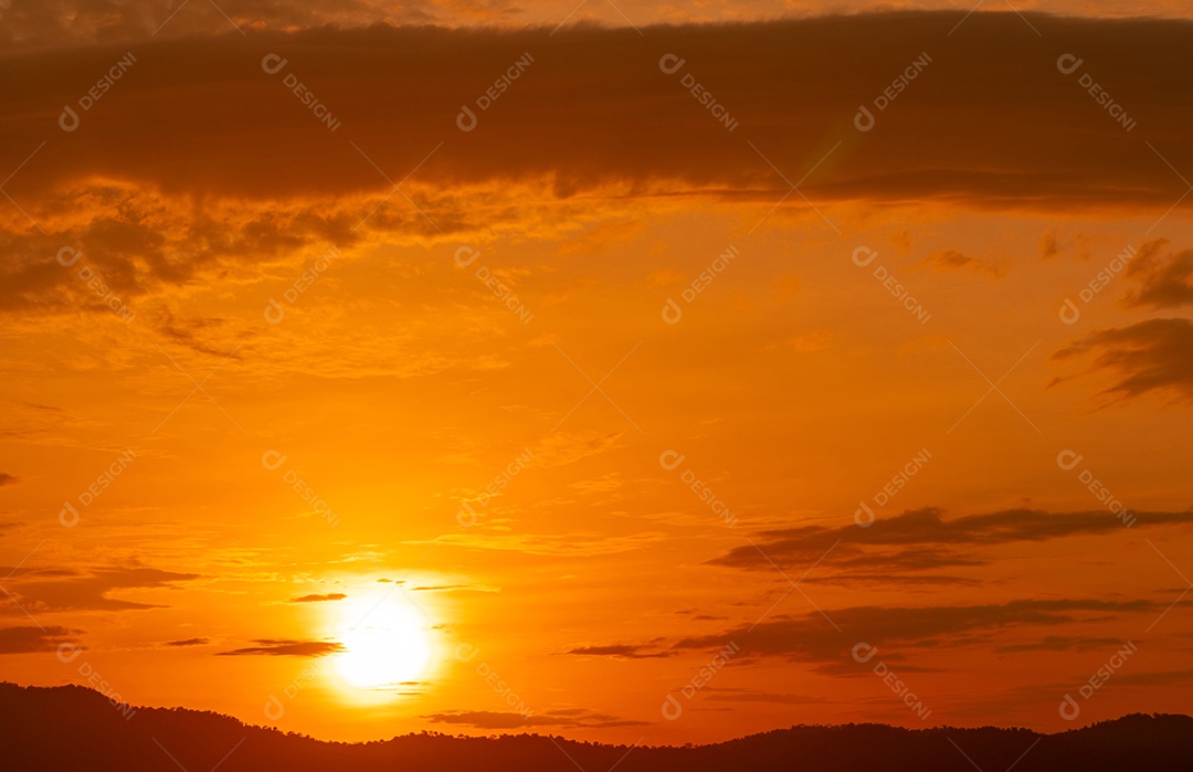 Lindo céu pôr do sol laranja e nuvens sobre a floresta.