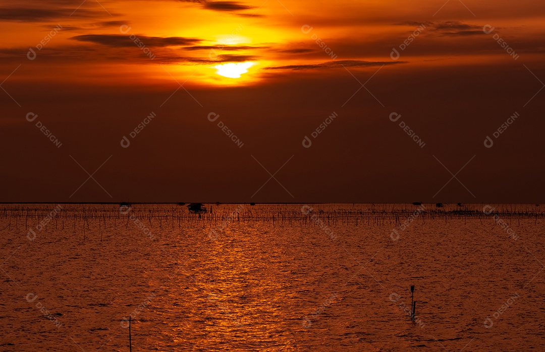 Belo pôr do sol sobre o mar. Céu escuro e dourado do pôr do sol
