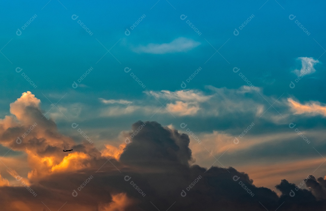 Lindo céu pôr do sol azul e laranja. Aeronaves voando em colorido