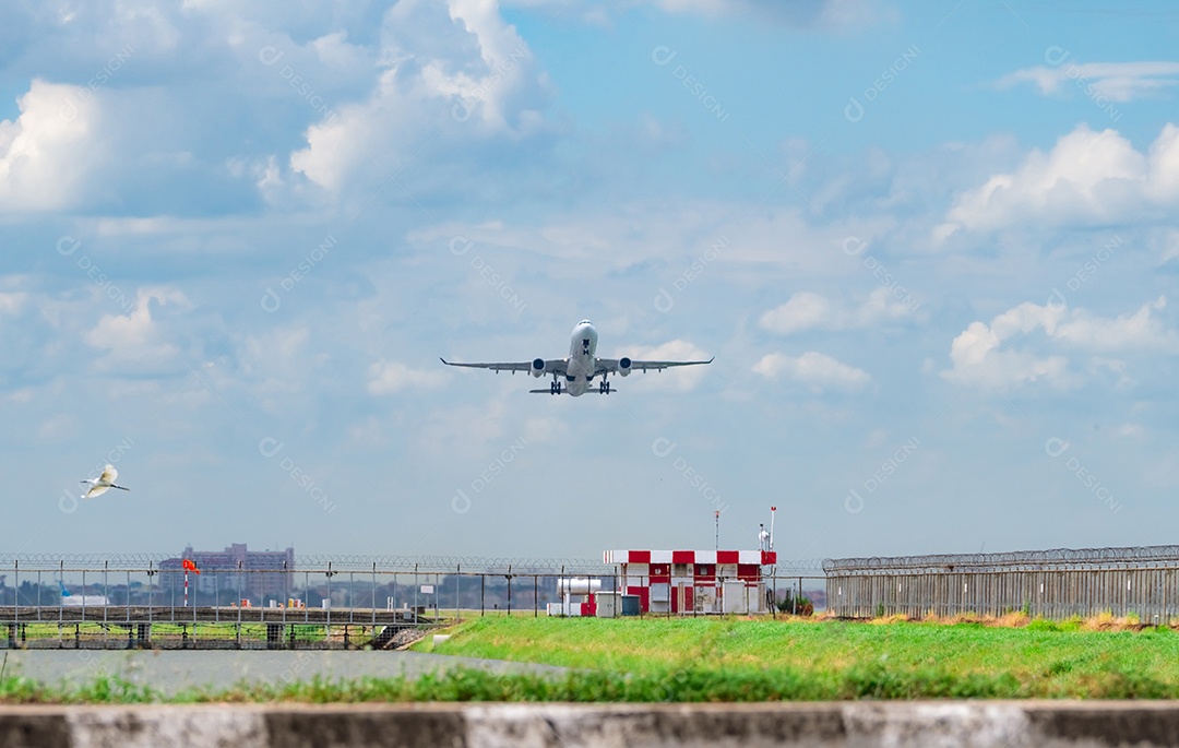 Avião de passageiros decola no aeroporto com lindo céu azul