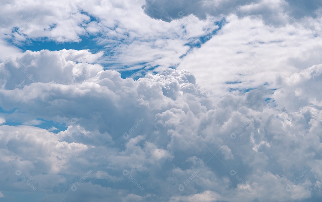 Lindo céu azul e nuvens cumulus brancas abstraem base.