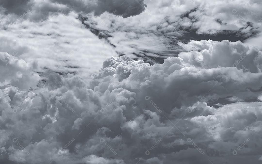 Céu e nuvens dramáticos escuros. Antecedentes para a morte e triste concepção