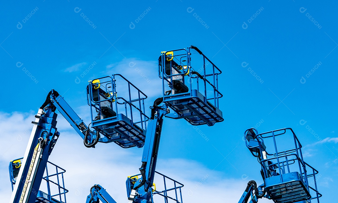 Elevador de lança articulada. Plataforma elevatória aérea.