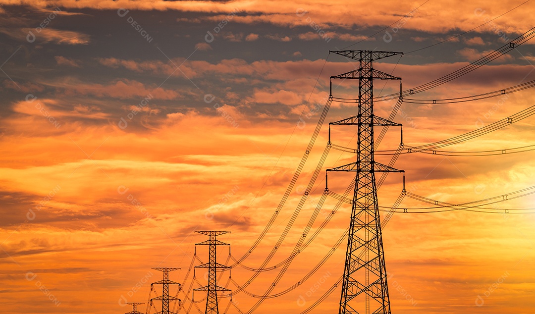 Poste elétrico de alta tensão e linha de transmissão à noite.