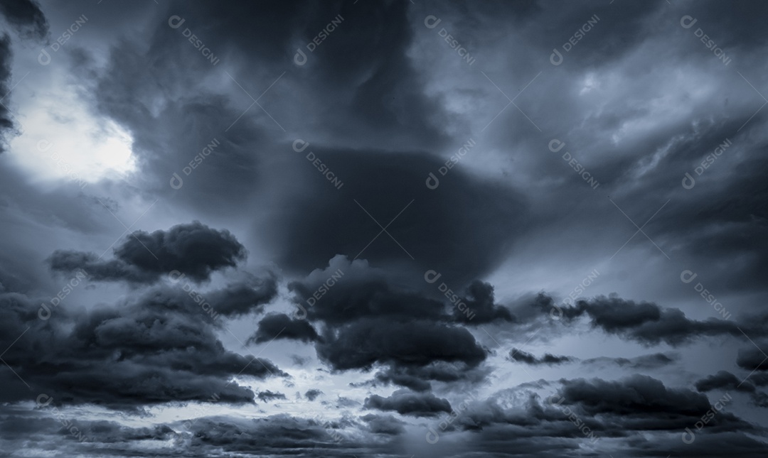 Céu e nuvens dramáticos escuros. Antecedentes para a morte e triste concepção