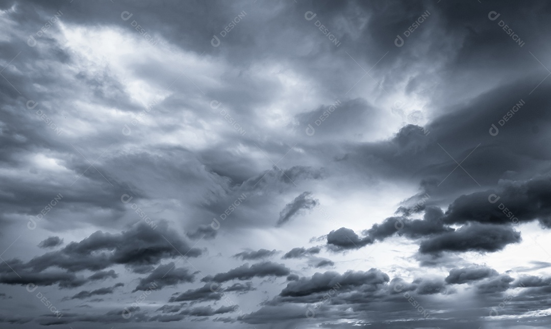 Céu e nuvens dramáticos escuros. Antecedentes para a morte e triste concepção