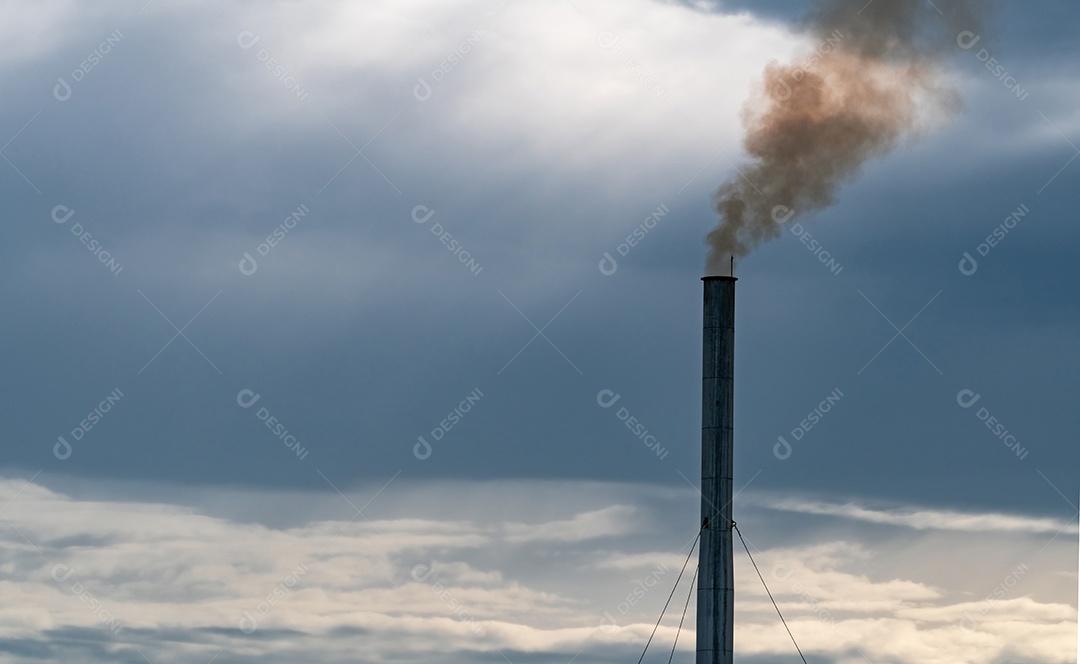 Poluição do ar da fábrica. Fumaça da chaminé industrial