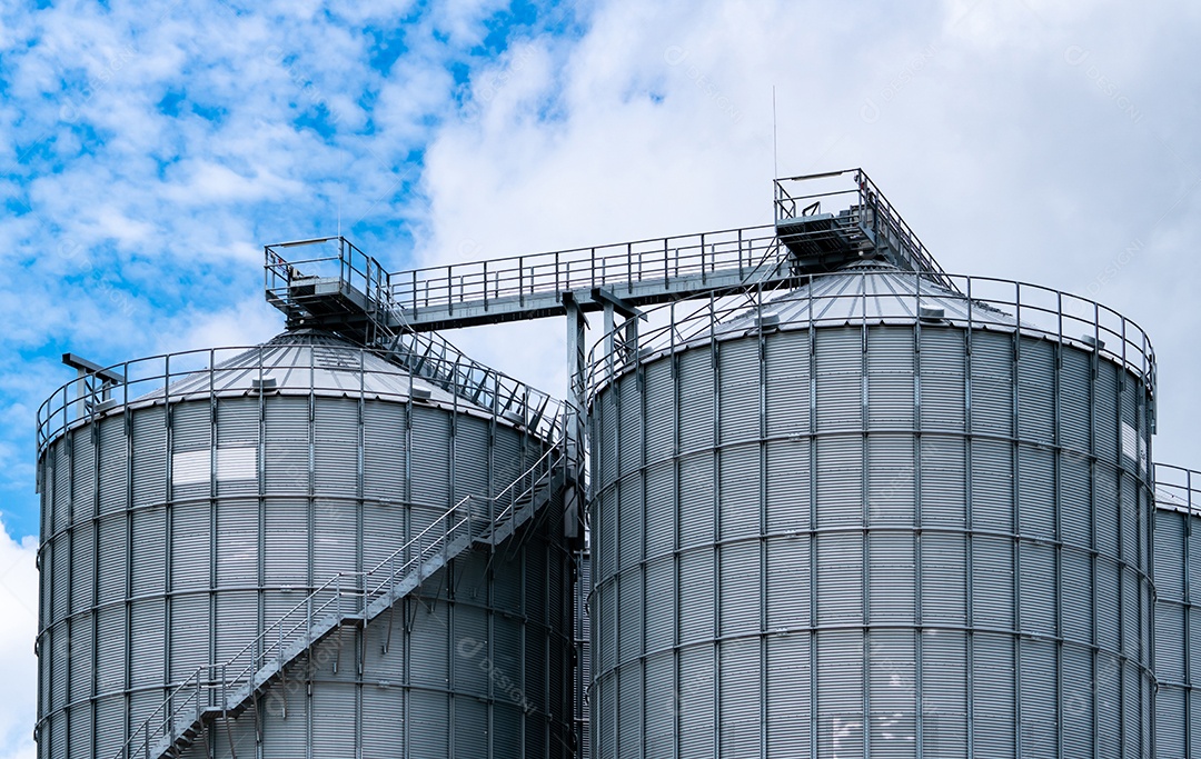 Silo agrícola na fábrica de ração. Tanque grande para armazenamento de grãos