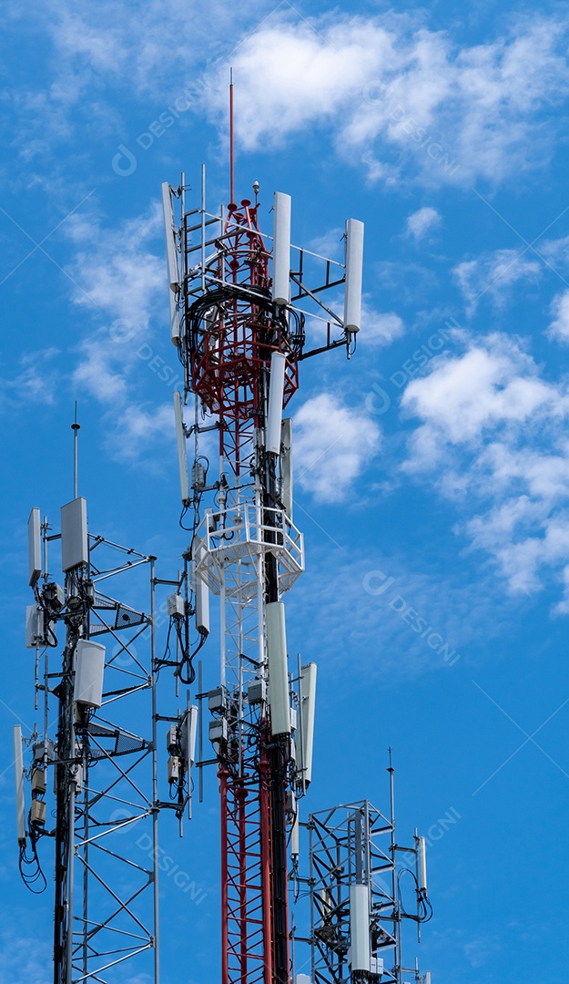 Torre de telecomunicações com fundo de céu azul e nuvens brancas