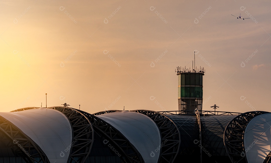 Telhado do aeroporto e torre de controle de tráfego aéreo no aeroporto