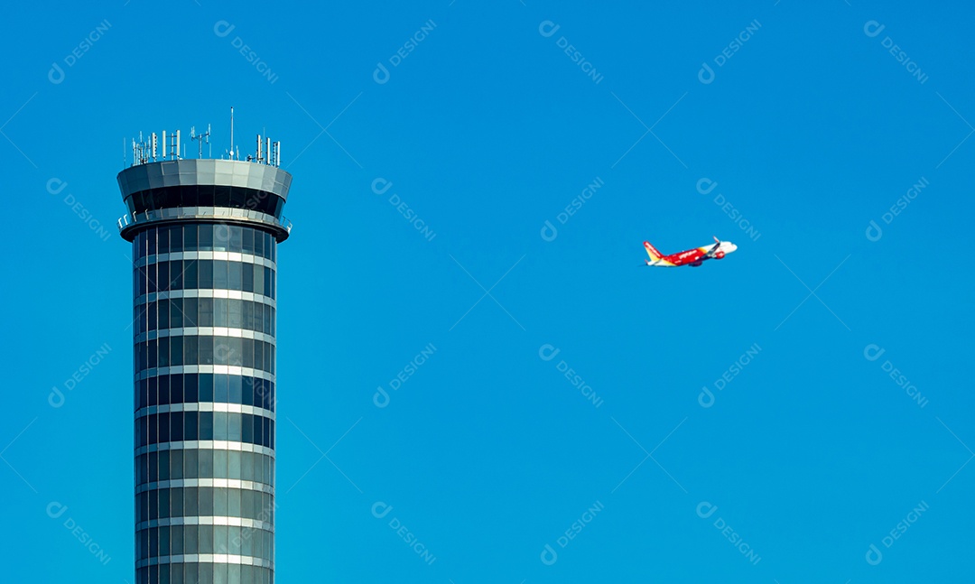 Torre de controle de tráfego aéreo no aeroporto com voo internacional