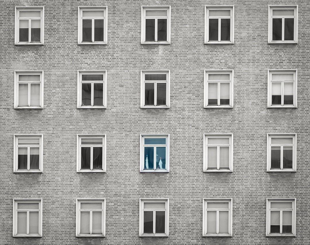 Janela de vidro do apartamento arranha-céu ou edifício do hotel.