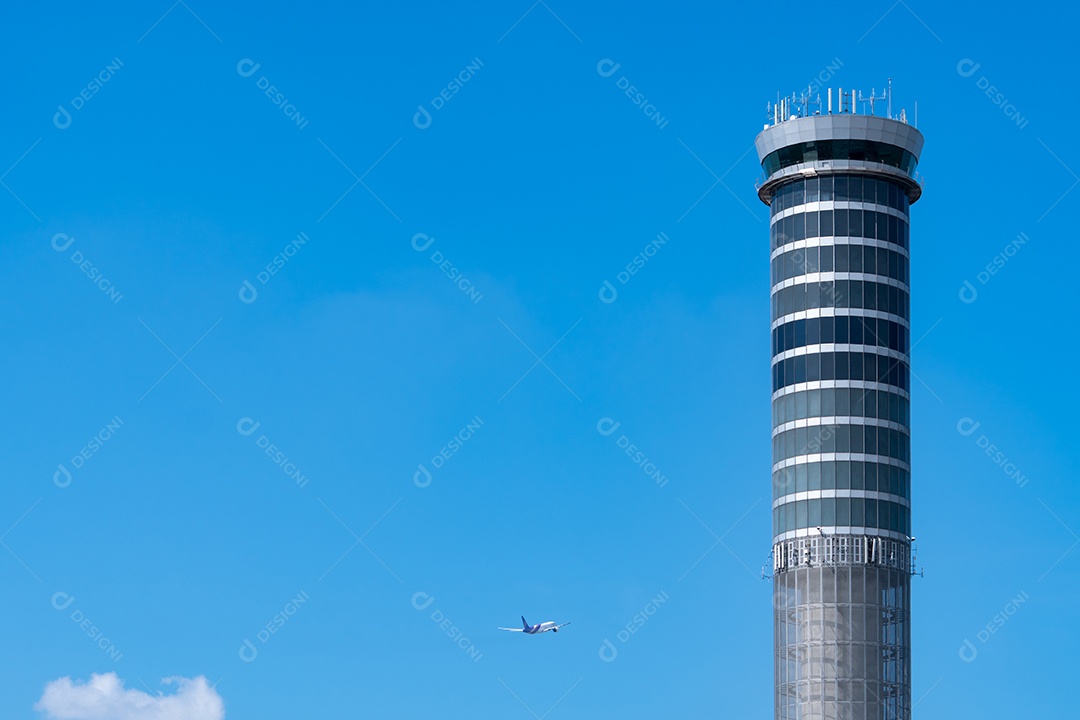 Torre de controle de tráfego aéreo no aeroporto com voo internacional