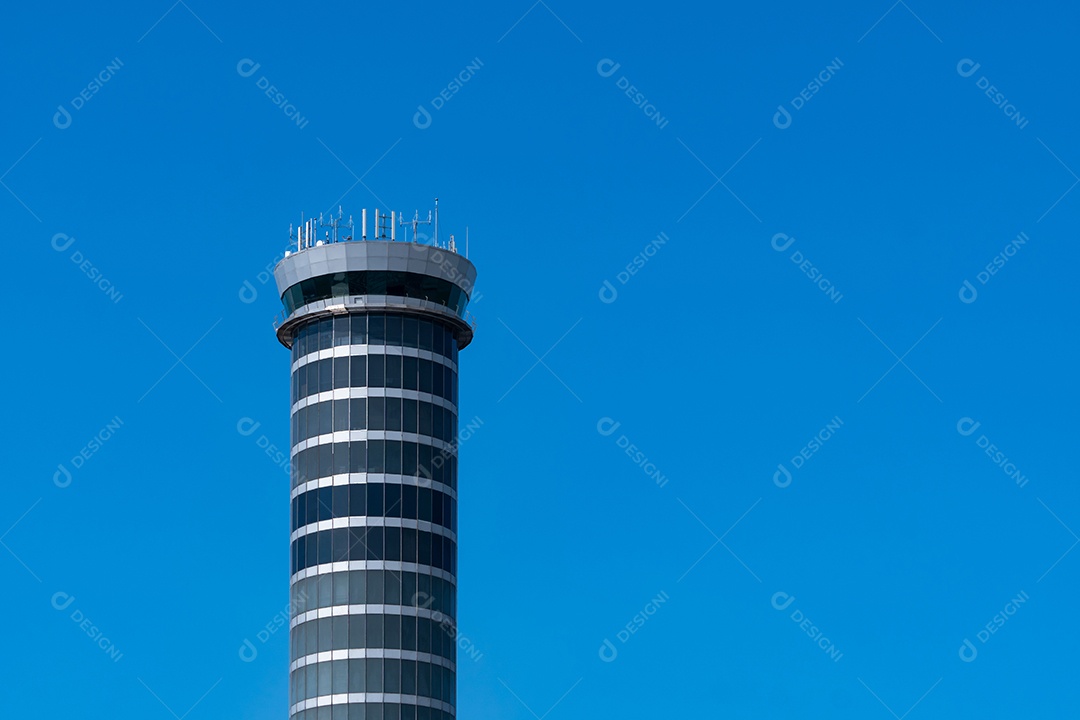 Torre de controle de tráfego aéreo no aeroporto com voo internacional