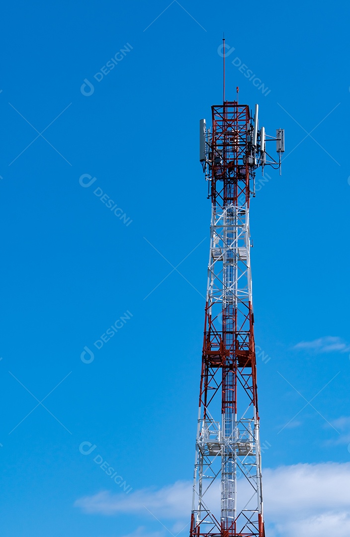 Torre de telecomunicações com fundo de céu azul e nuvens brancas