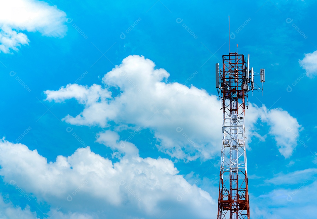 Torre de telecomunicações com fundo de céu azul e nuvens brancas