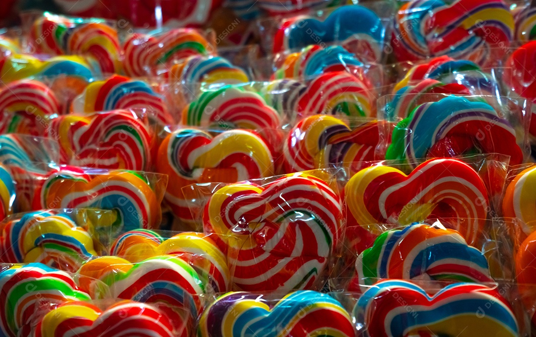 Pirulitos redemoinho colorido em confeitaria. doces doces para crianças