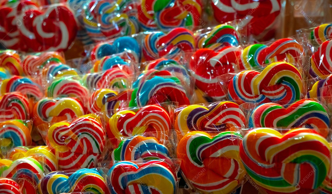 Pirulitos redemoinho colorido em confeitaria. doces doces para crianças