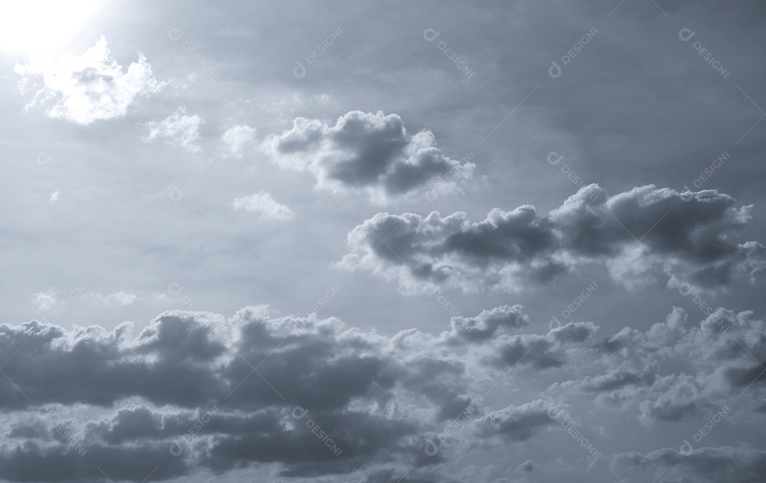 Céu e nuvens dramáticos escuros. Antecedentes para a morte e triste concepção