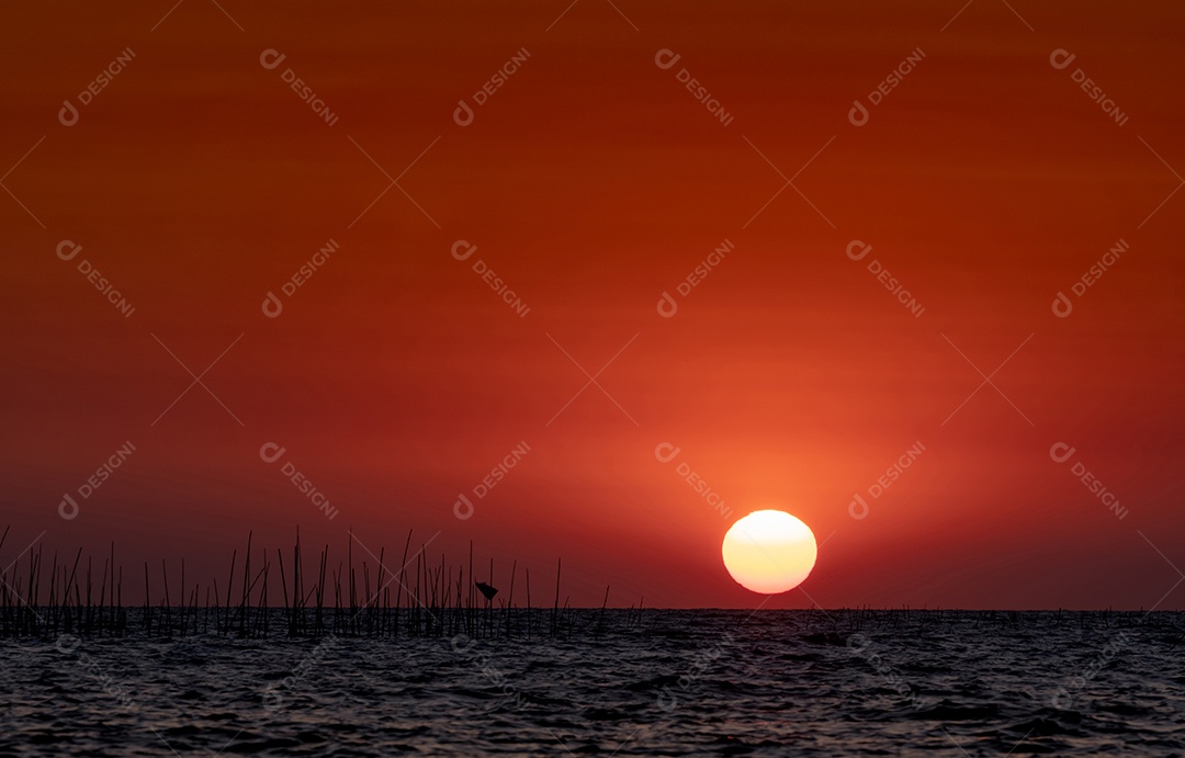 Grande sol sobre o mar ao pôr do sol. Lindo céu pôr do sol e horizonte