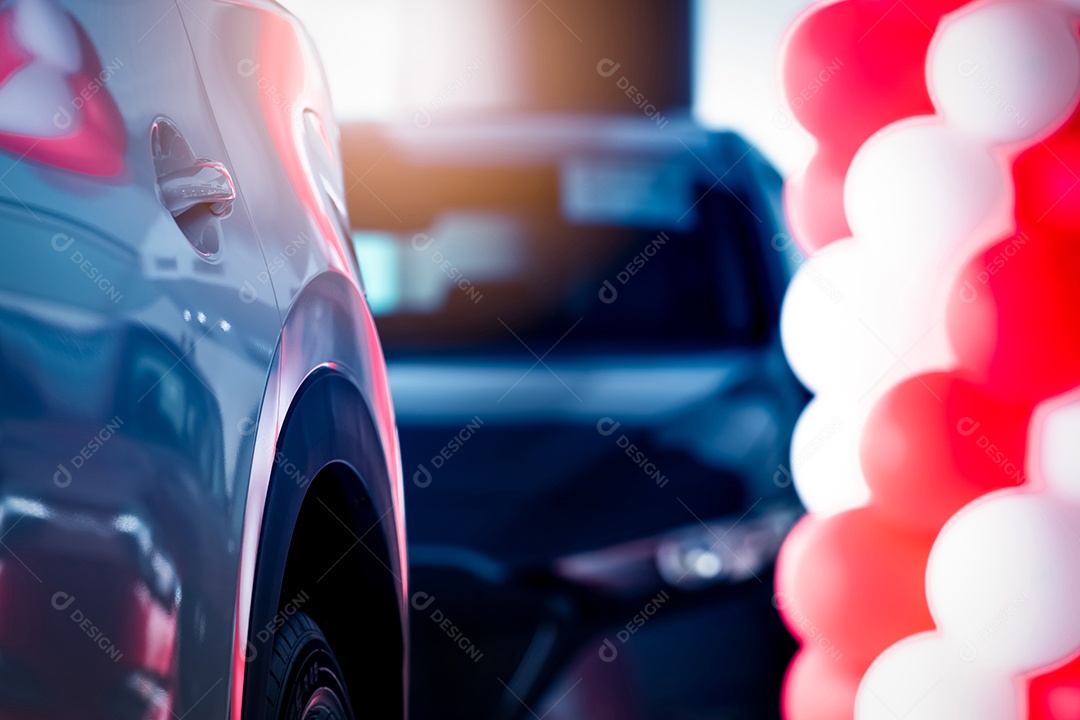 Carro SUV de foco seletivo estacionado no showroom moderno. concessionária