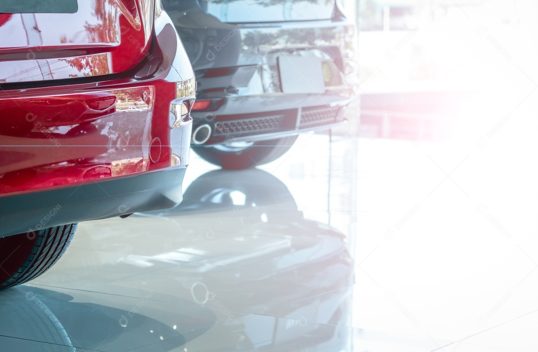 Carro SUV de luxo fechado com design esportivo estacionado em showroom moderno