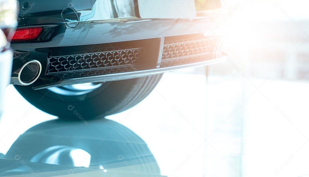 Detalhe do tubo de escape do carro que estacionou no showroo moderno