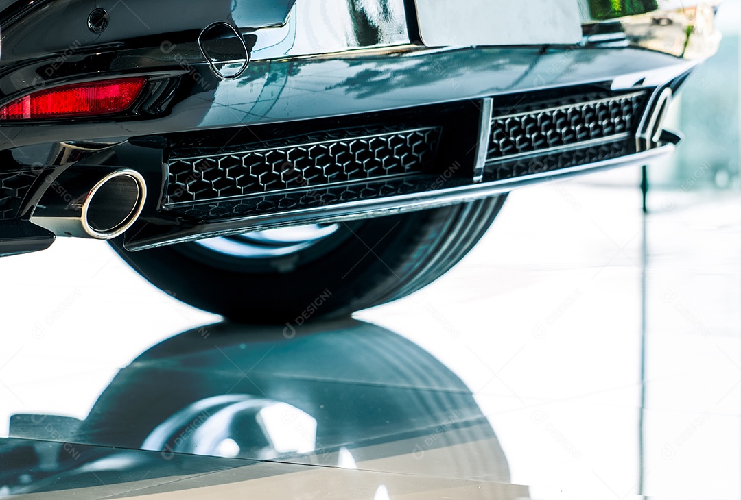 Detalhe do tubo de escape do carro que estacionou no showroom