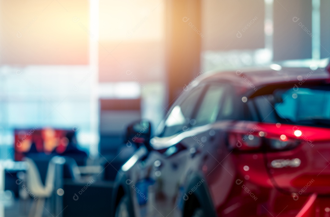 Vista traseira turva do carro vermelho. Carro luxuoso estacionado na sala de exposições moderna